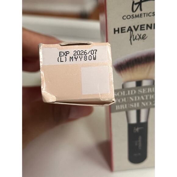 IT cosmetics BUNDLE fair beige foundation with serum brush - Picture 5 of 5